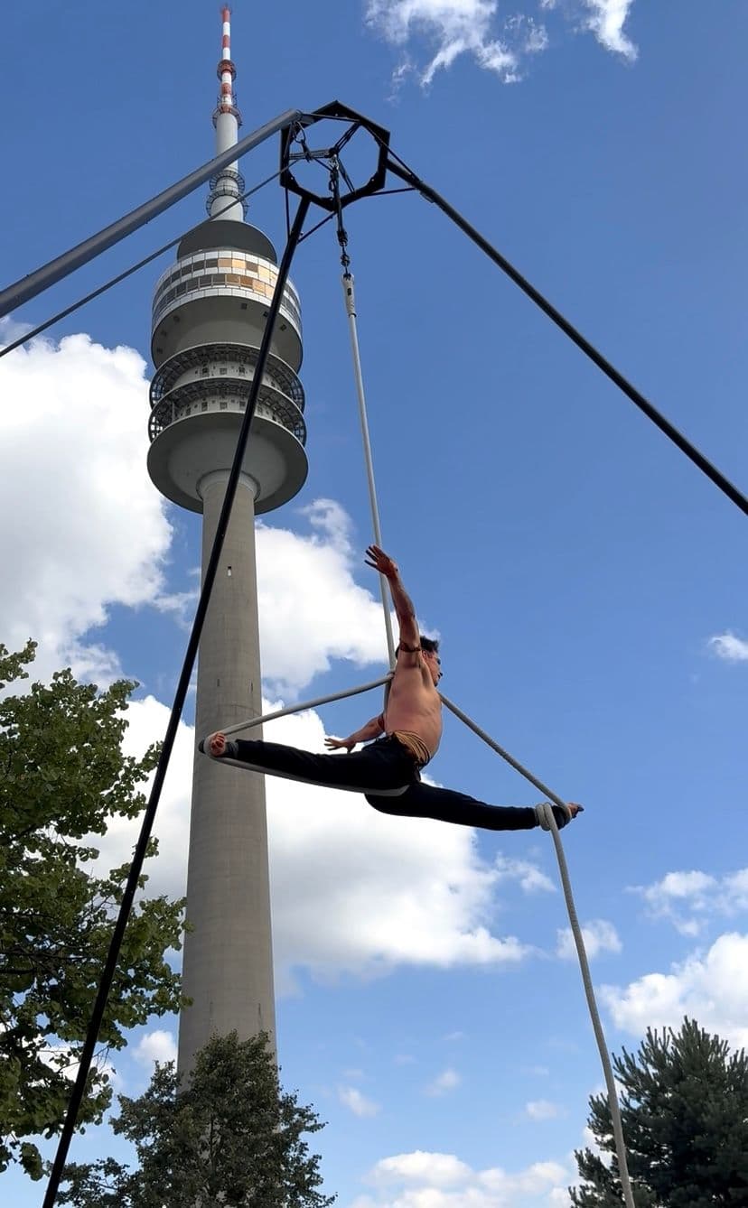 Galeriebild für Kraftvolle Akrobatik am Vertikalseil