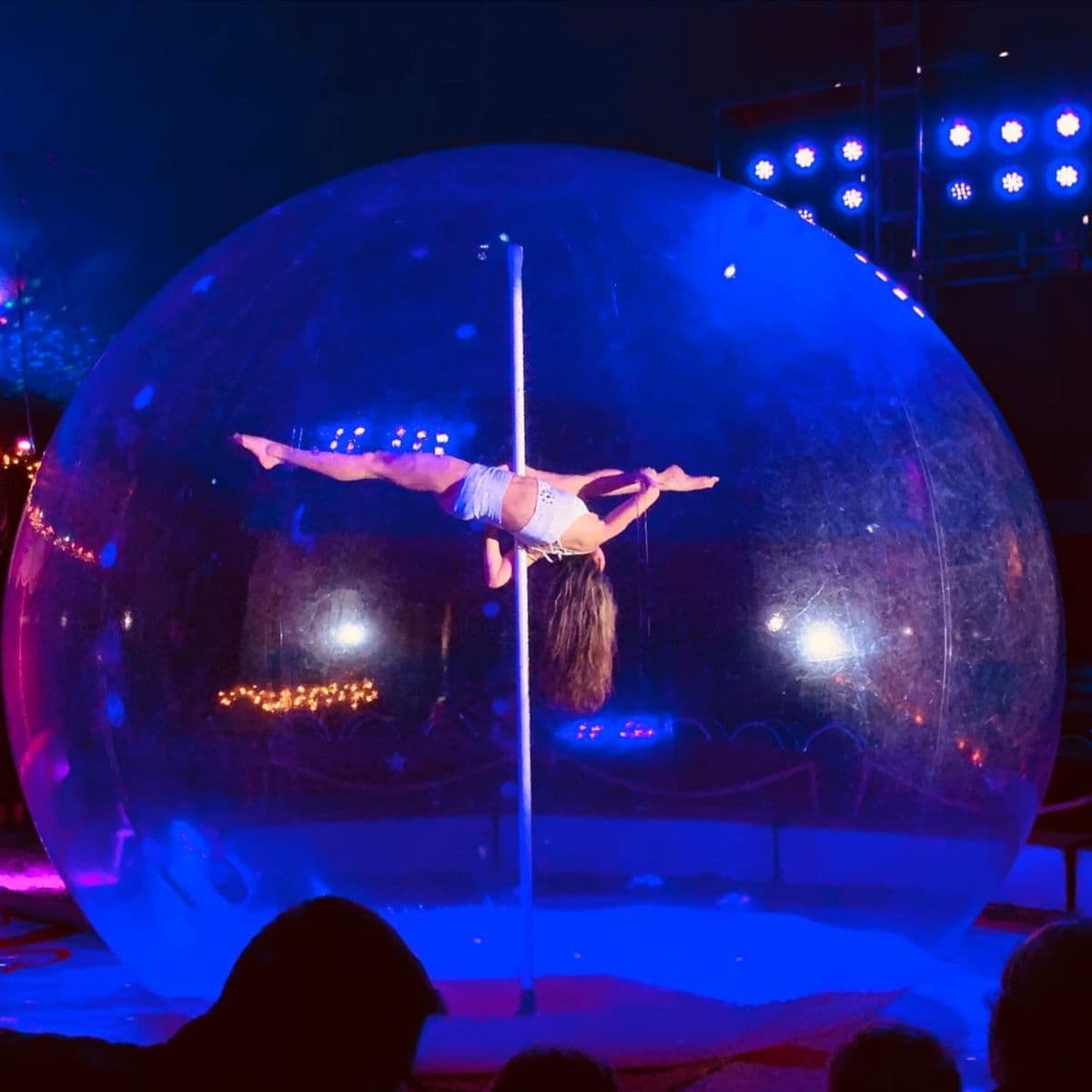 Pole Dance in der Schneekugel