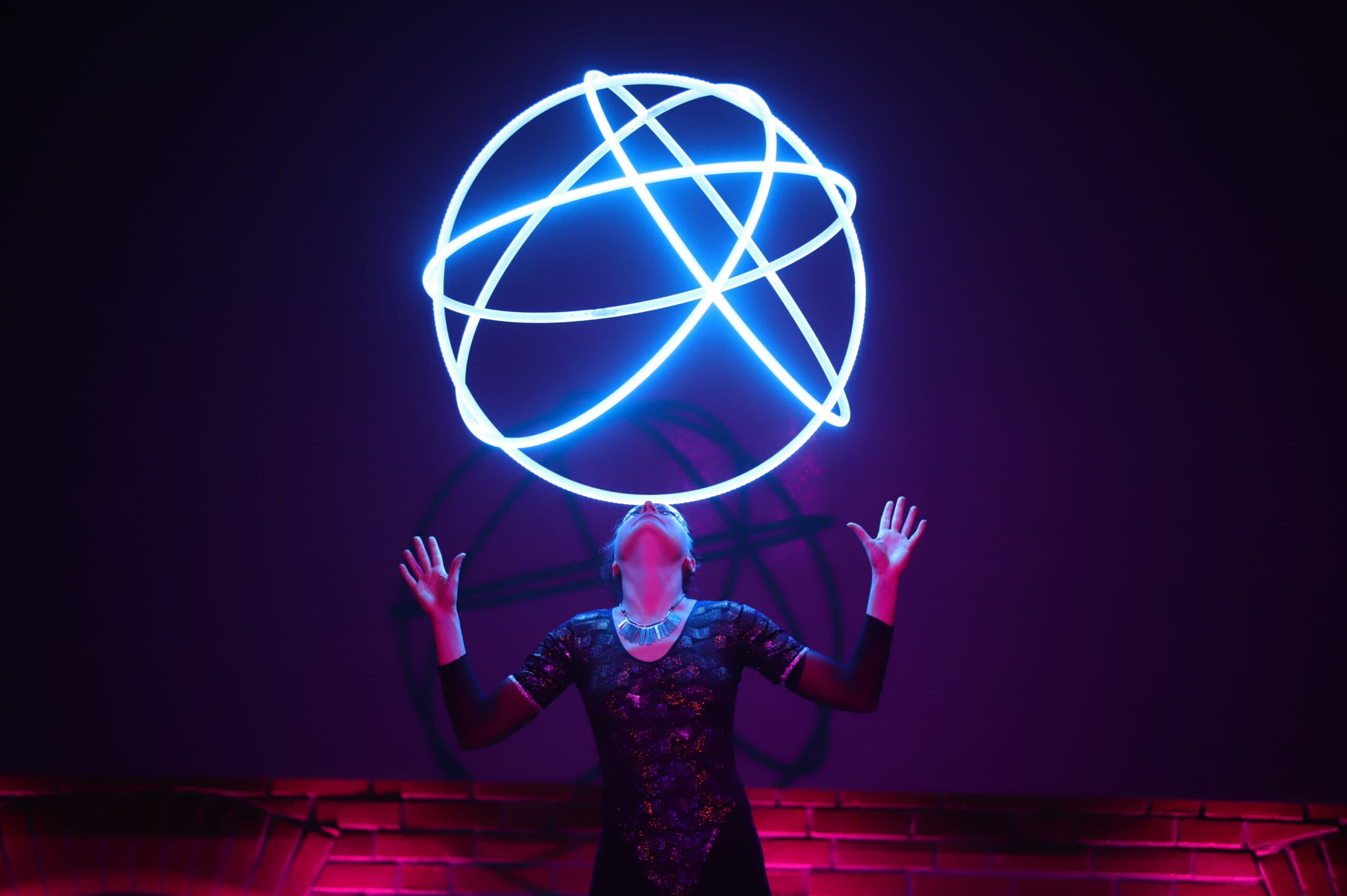 Geometrie aus Licht: Kristin Lahoop fesselt mit ihrem LED-Act „Beflügelt“