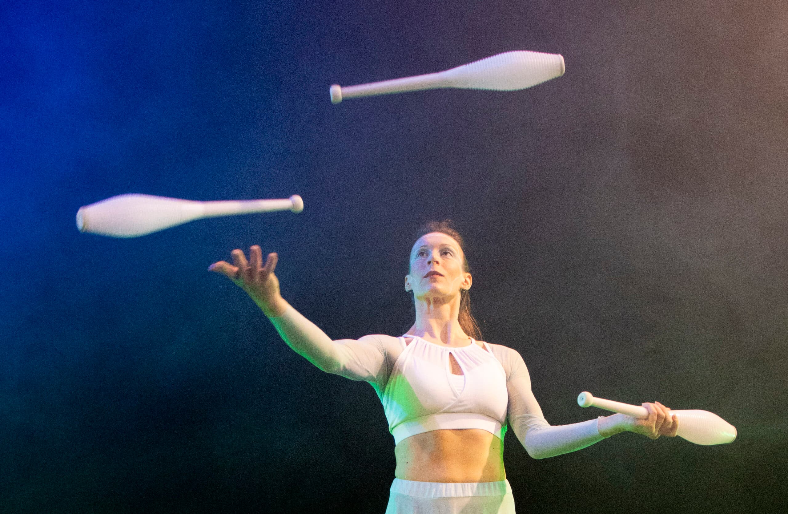 Verena Rau: Eine meisterhafte Fusion aus Stimme, Bewegung und Jonglage