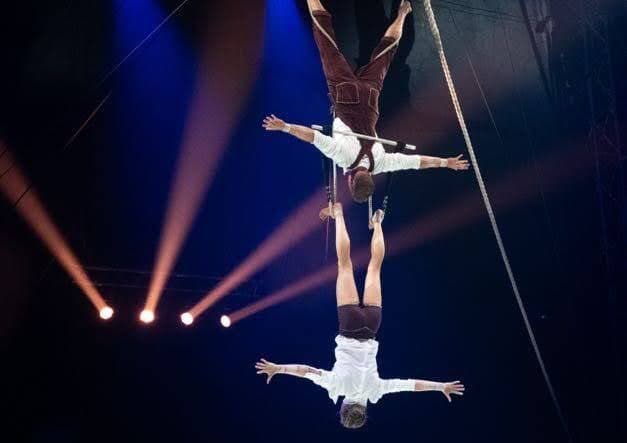 Milena & Christopher – Trapezkunst mit Herz und einer Prise Humor